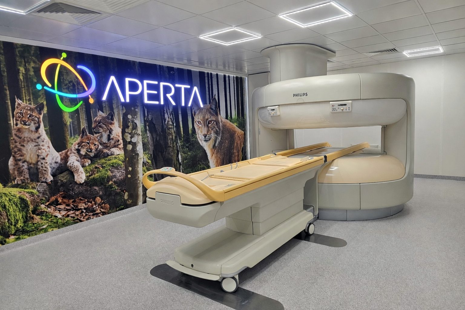 APERTA Centrum Diagnostyczne — Panorama sali rezonansu magnetycznego 1 Tesla otwartego